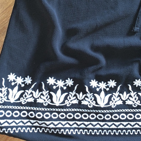 OFF SHOULDER BLACK BLOUSE WITH WHITE EMBROIDERY - Picture 4 of 4